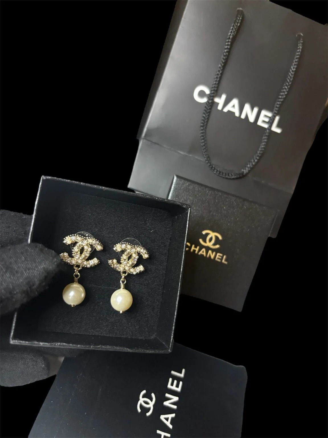 Chanel CC Kristall & Pärla Örhängen — Accessories