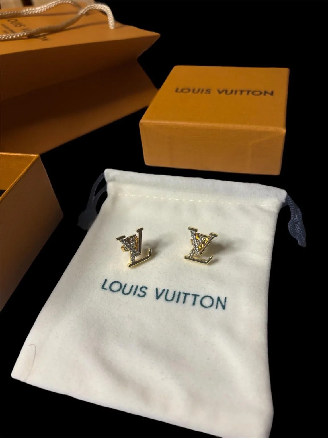 LV Logo Studs Guld — Accessories
