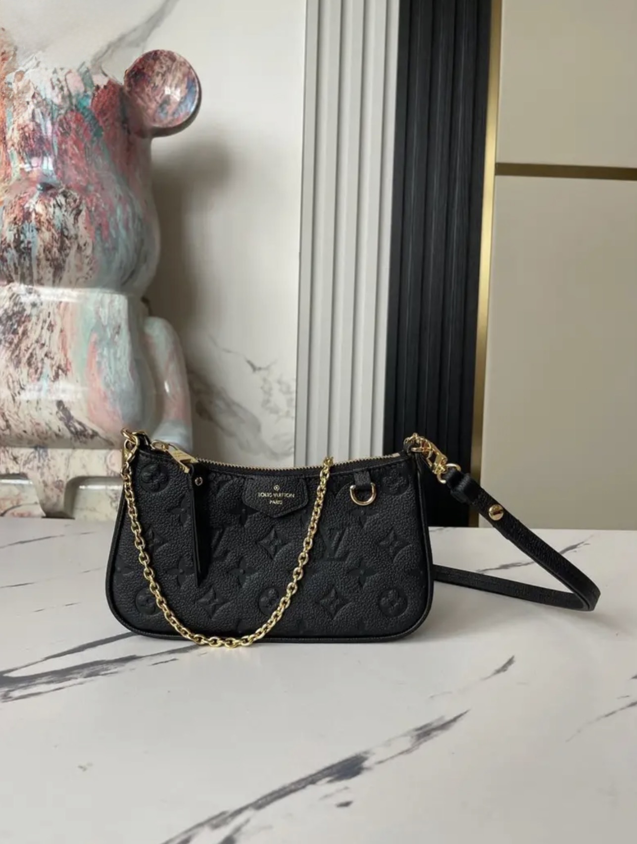 LV Easy Pouch On Strap Svart — Bags