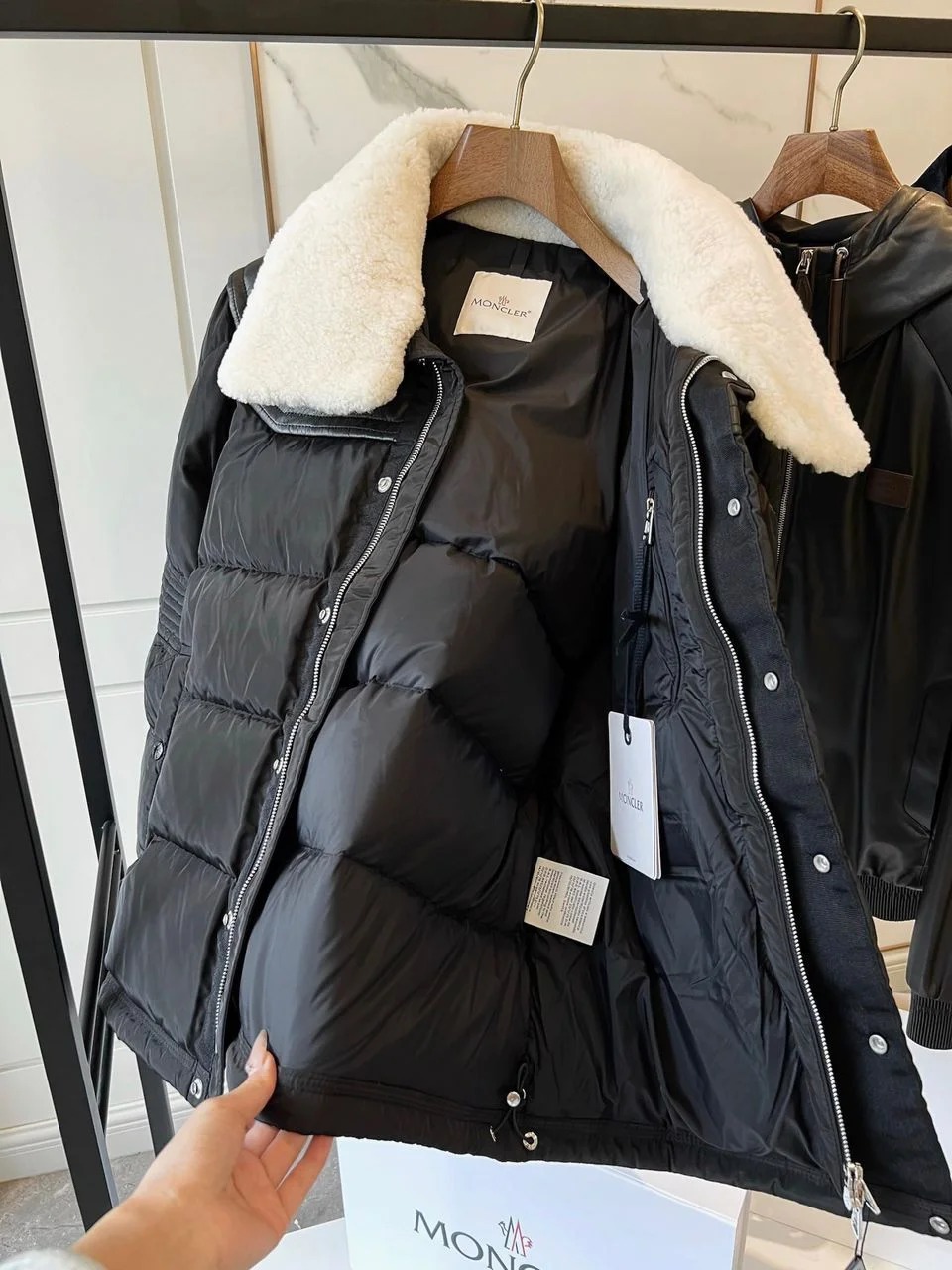 Moncler Shearling Collar Puffer Svart — Jackets