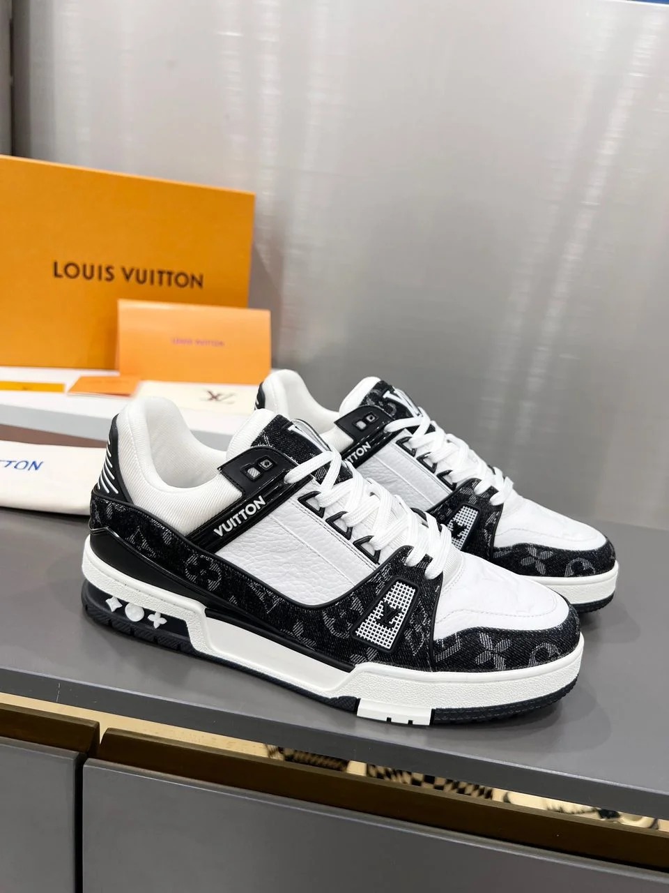LV Trainer Sneaker Svart Denim Monogram — Shoes