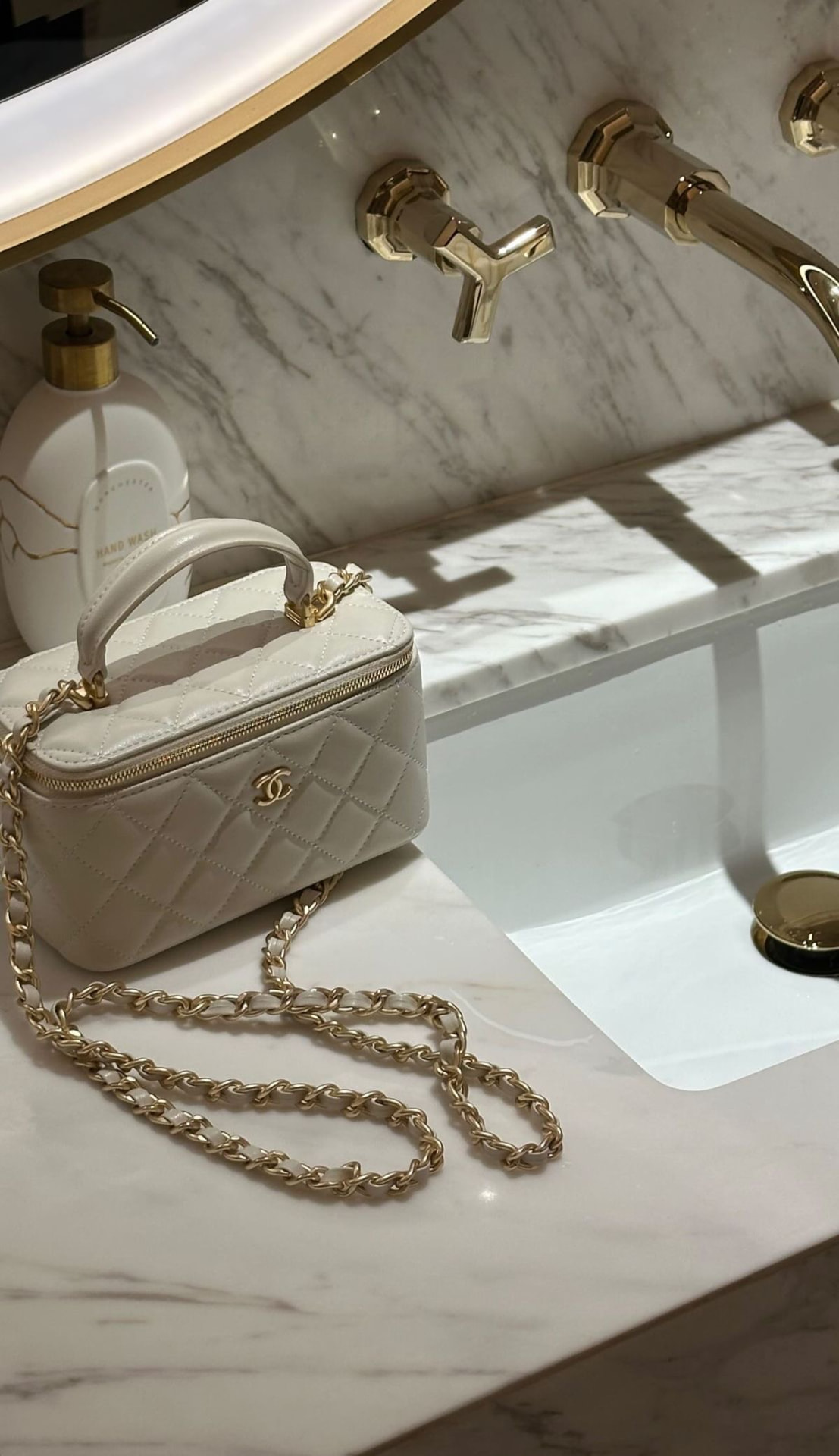 Chanel Vanity-väska i marmorbadrum med guldkranar