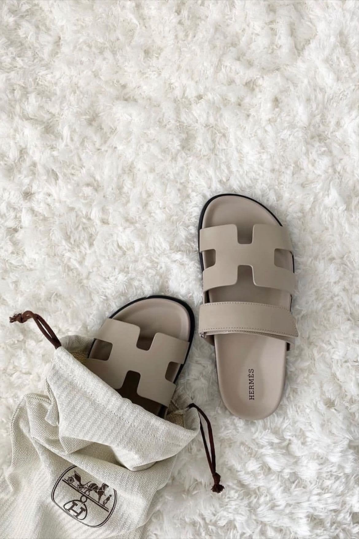 Hermès Chypre-sandaler på vit fäll