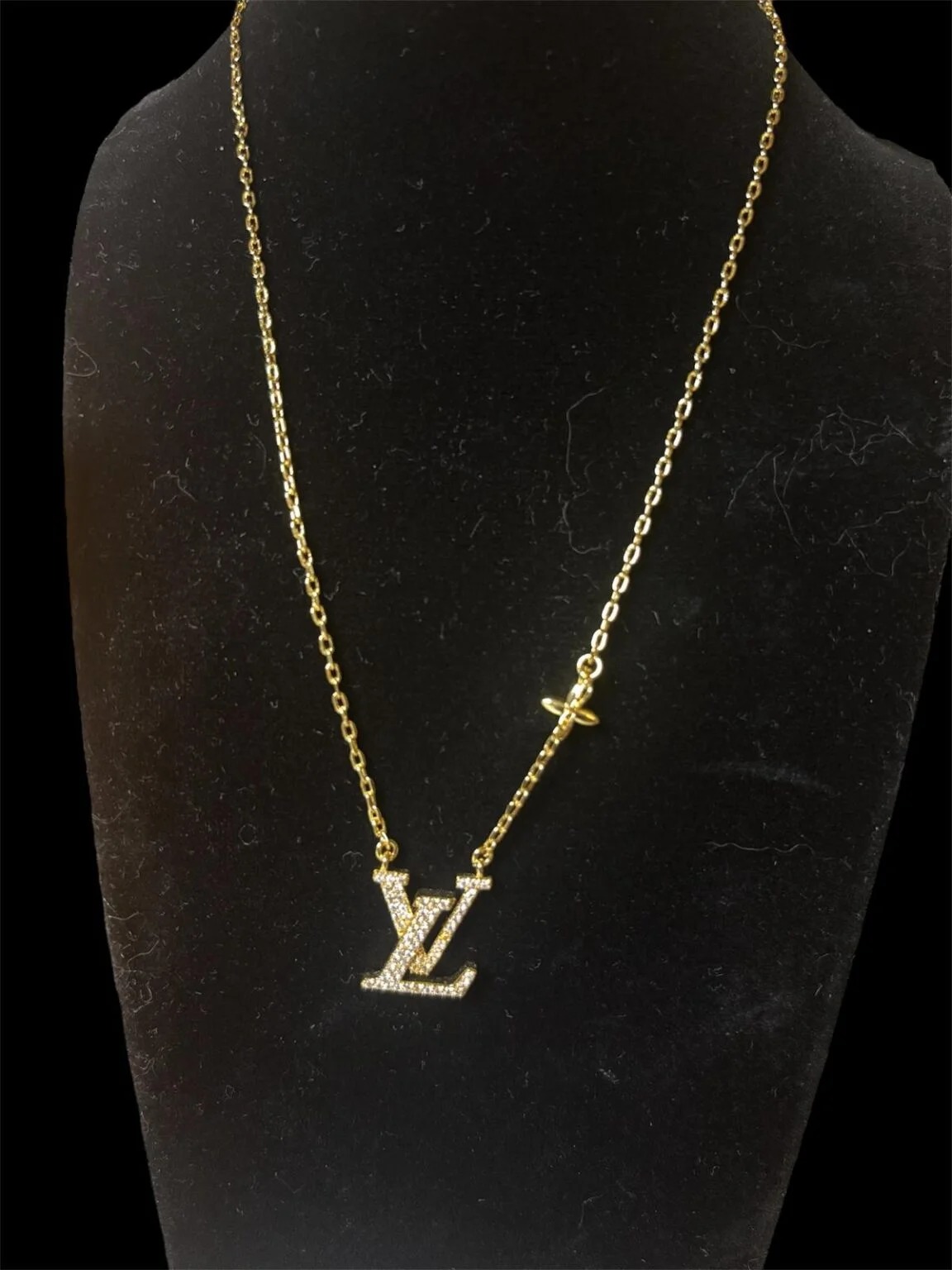 LV Logo Pendant Halsband Guld — Accessories