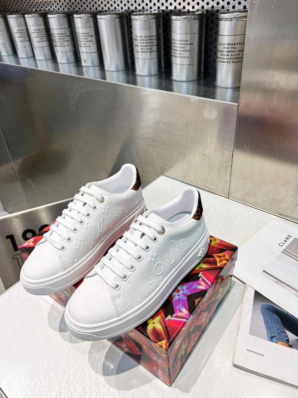 LV Time Out Sneaker Vit Läder — Shoes