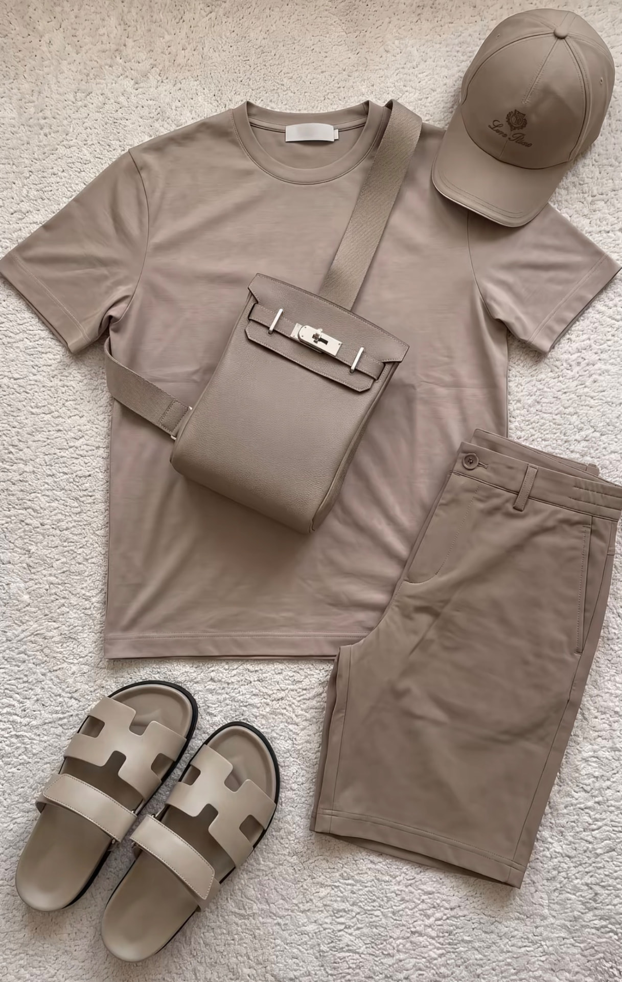Beige outfit med Hermès-väska, Loro Piana-keps och sandaler